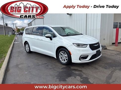 Used 2023 Chrysler Pacifica Touring-L FWD image 1