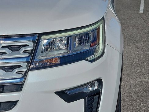 Used 2018 Ford Explorer XLT w/ Equipment Group 201A image 9