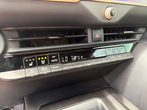 Used 2025 Toyota Crown AWD/4WD image 25