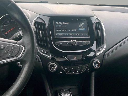 Used 2018 Chevrolet Cruze Premier image 11