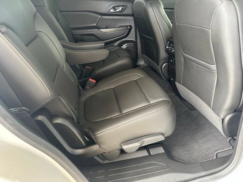 Used 2023 GMC Acadia SLT w/ Technology Package FWD image 37