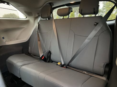 Used 2021 Toyota Sienna Limited image 9