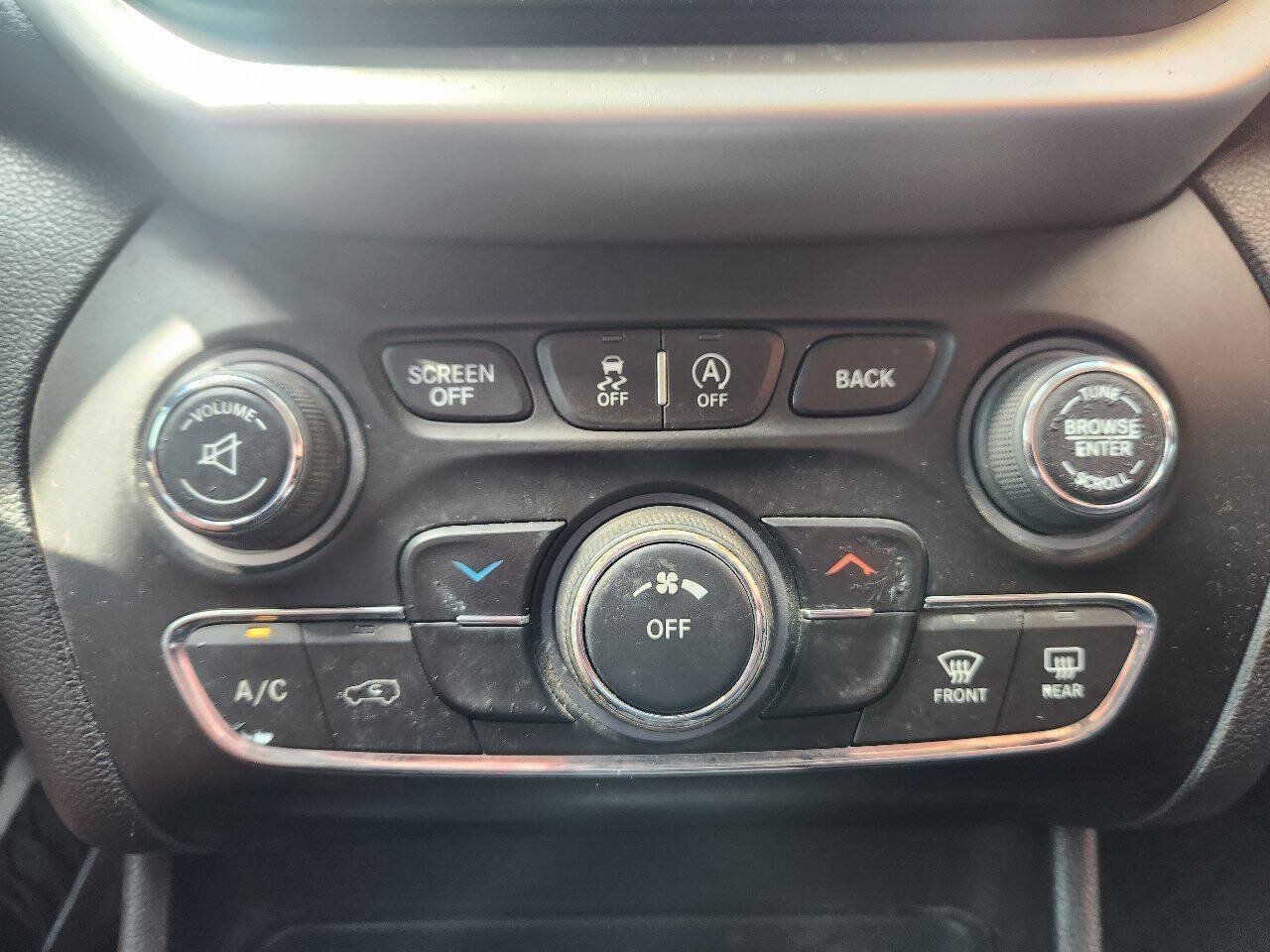Used 2017 Jeep Cherokee Trailhawk w/ Cold Weather Group AWD/4WD image 22