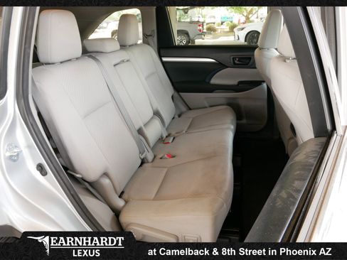 Used 2017 Toyota Highlander LE image 3