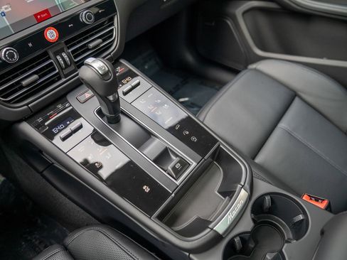 Certified 2026 Porsche Macan AWD/4WD image 19