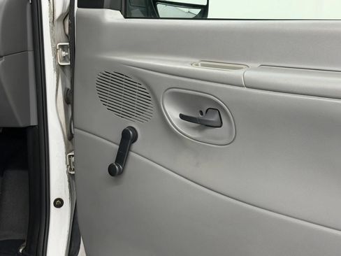 Used 2003 Ford E-350 and Econoline 350 XL RWD image 68
