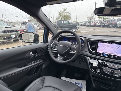 New 2026 Chrysler Pacifica Select image 46