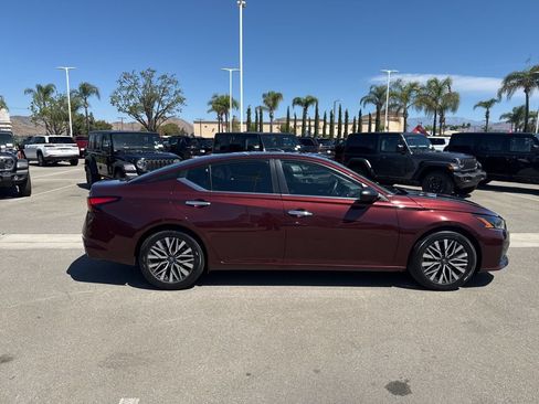 Used 2024 Nissan Altima 2.5 SV FWD image 9