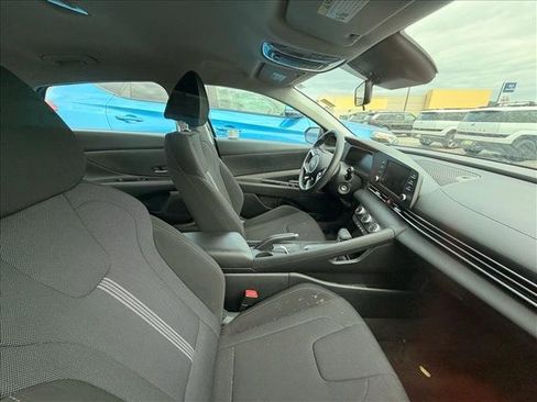 Used 2024 Hyundai Elantra SE image 17