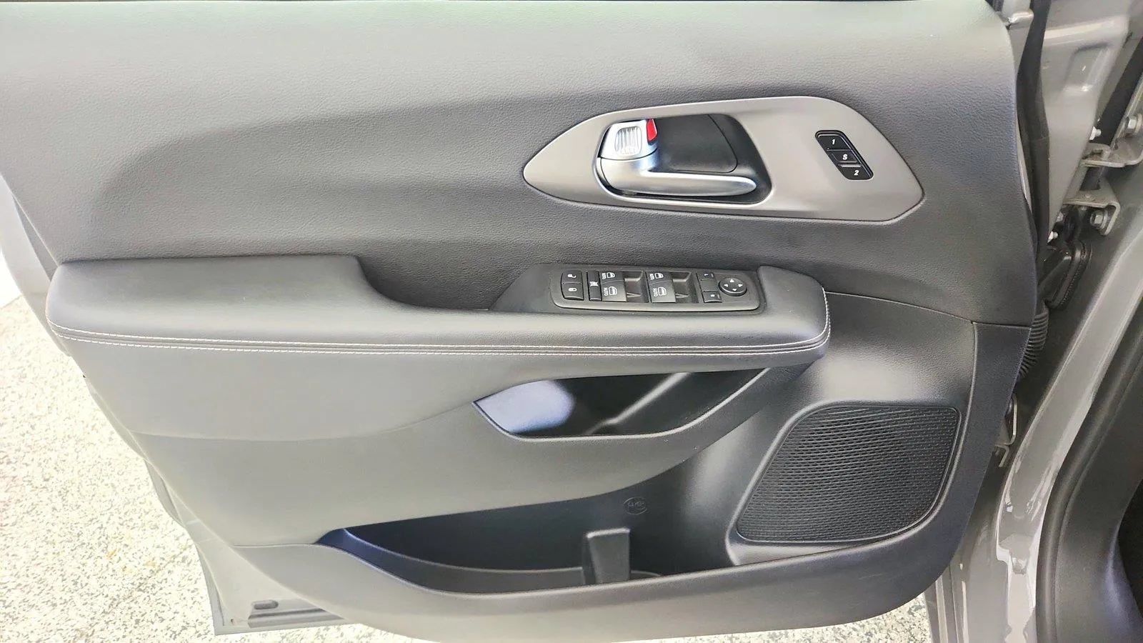 Used 2025 Chrysler Pacifica Select FWD image 24