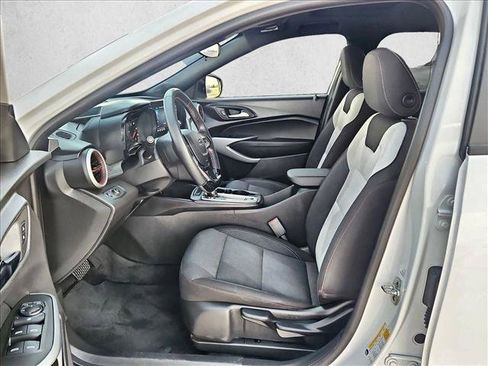 Certified 2025 Chevrolet Trax RS w/ Sunroof Package FWD image 16