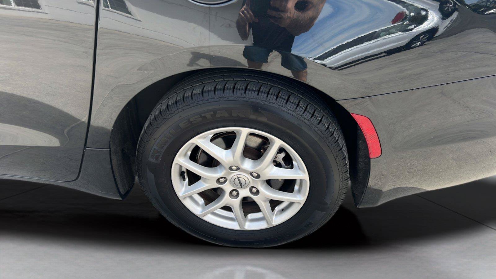 Used 2023 Chrysler Pacifica Touring-L FWD image 24