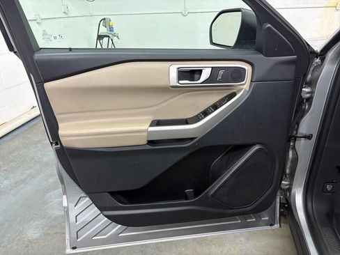 Used 2023 Ford Explorer XLT AWD/4WD image 9