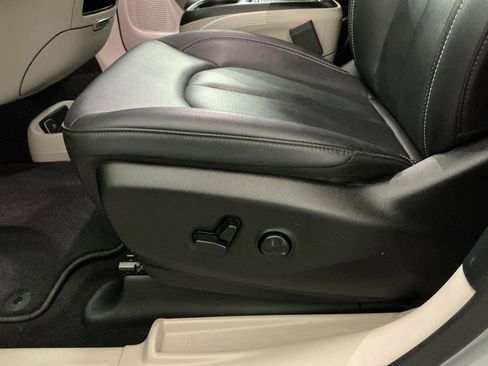 Used 2024 Chrysler Pacifica Touring-L FWD image 19