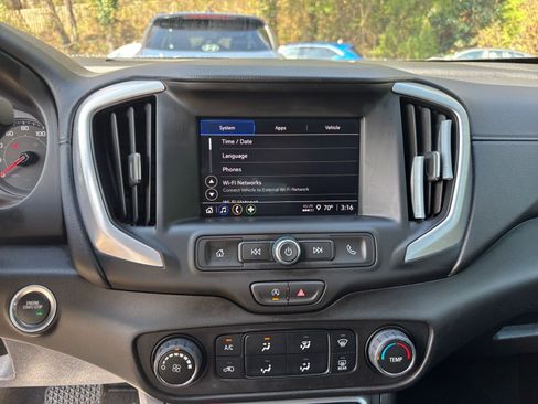 Used 2024 GMC Terrain SLE image 17