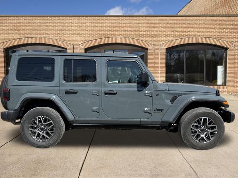 Used 2026 Jeep Wrangler Unlimited Sahara AWD/4WD image 2