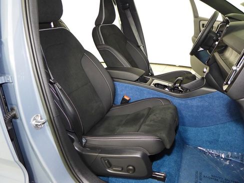 Used 2023 Volvo XC40 Recharge Ultimate image 19