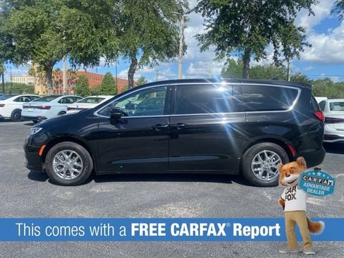 Used 2024 Chrysler Pacifica Touring-L FWD image 2