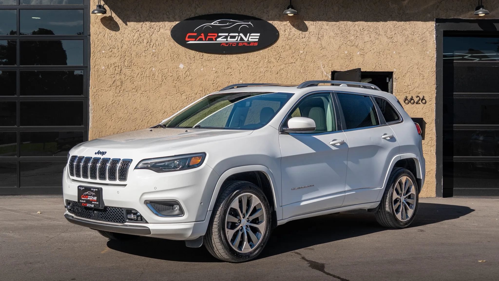 Used 2019 Jeep Cherokee Overland w/ Technology Group AWD/4WD image 1