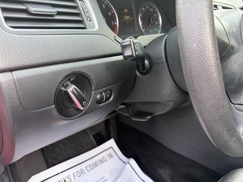 Used 2012 Volkswagen Jetta SE FWD image 19