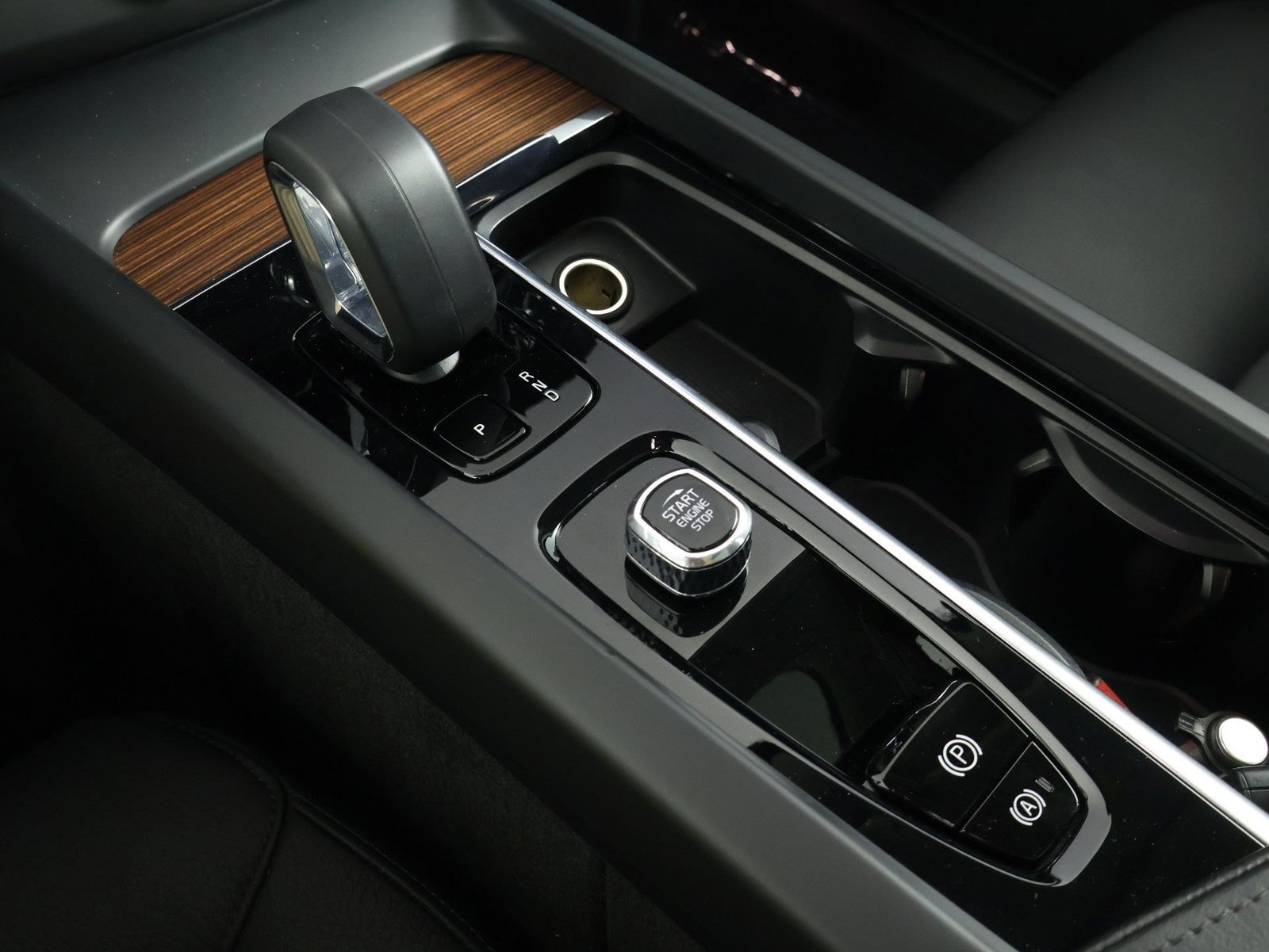 Certified 2023 Volvo XC60 T8 Plus AWD/4WD image 15