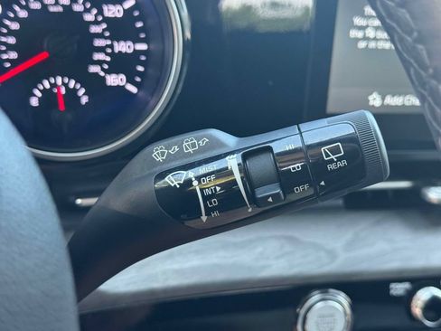 Used 2024 Kia Carnival EX FWD image 23