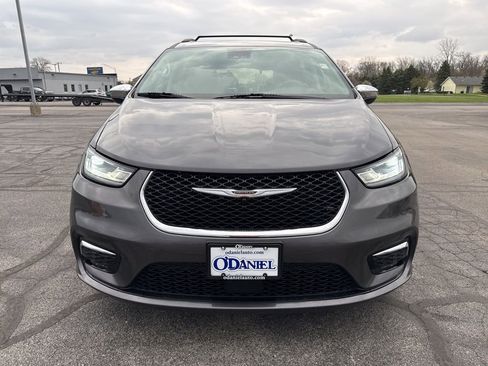 Used 2023 Chrysler Pacifica Limited image 4