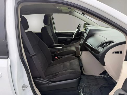 Used 2018 Dodge Grand Caravan SE w/ UConnect Hands-Free Group FWD image 45