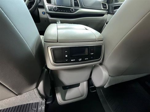 Used 2019 Toyota Highlander XLE FWD image 28