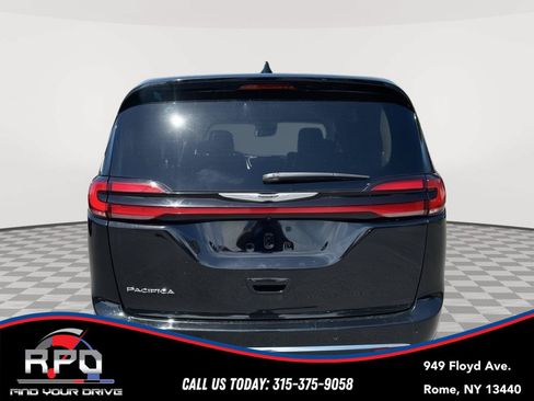 Used 2024 Chrysler Pacifica Touring-L FWD image 4