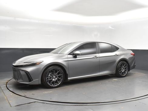 Used 2025 Toyota Camry XSE image 3