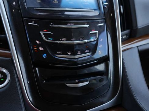 Used 2017 Cadillac Escalade ESV Luxury AWD/4WD image 13
