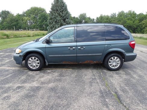 Used 2005 Dodge Caravan SXT w/ Popular Equipment Group image 9