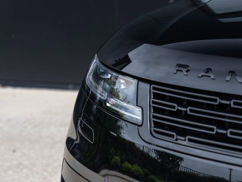 Used 2025 Land Rover Range Rover Sport SE image 14