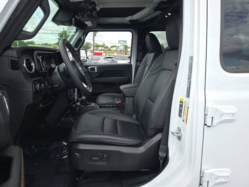 Used 2025 Jeep Wrangler Unlimited Sahara w/ Safety Group AWD/4WD image 13