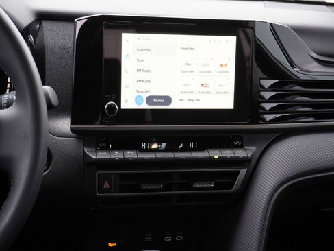 Used 2025 Toyota Camry SE image 15