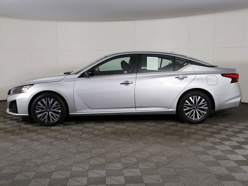 Used 2025 Nissan Altima 2.5 SV FWD image 13