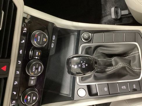 Used 2024 Volkswagen Jetta SE w/ Black Wheel Package image 17