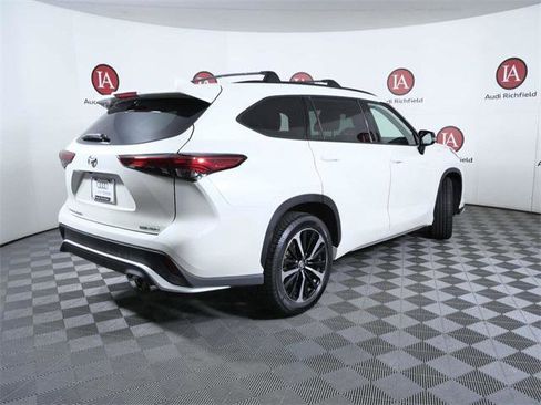 Used 2021 Toyota Highlander XSE image 8