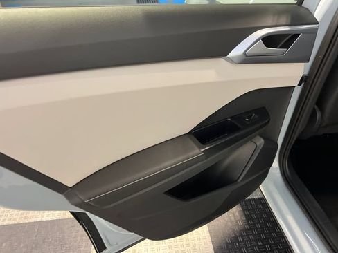 Certified 2025 Volkswagen Taos SE FWD image 17