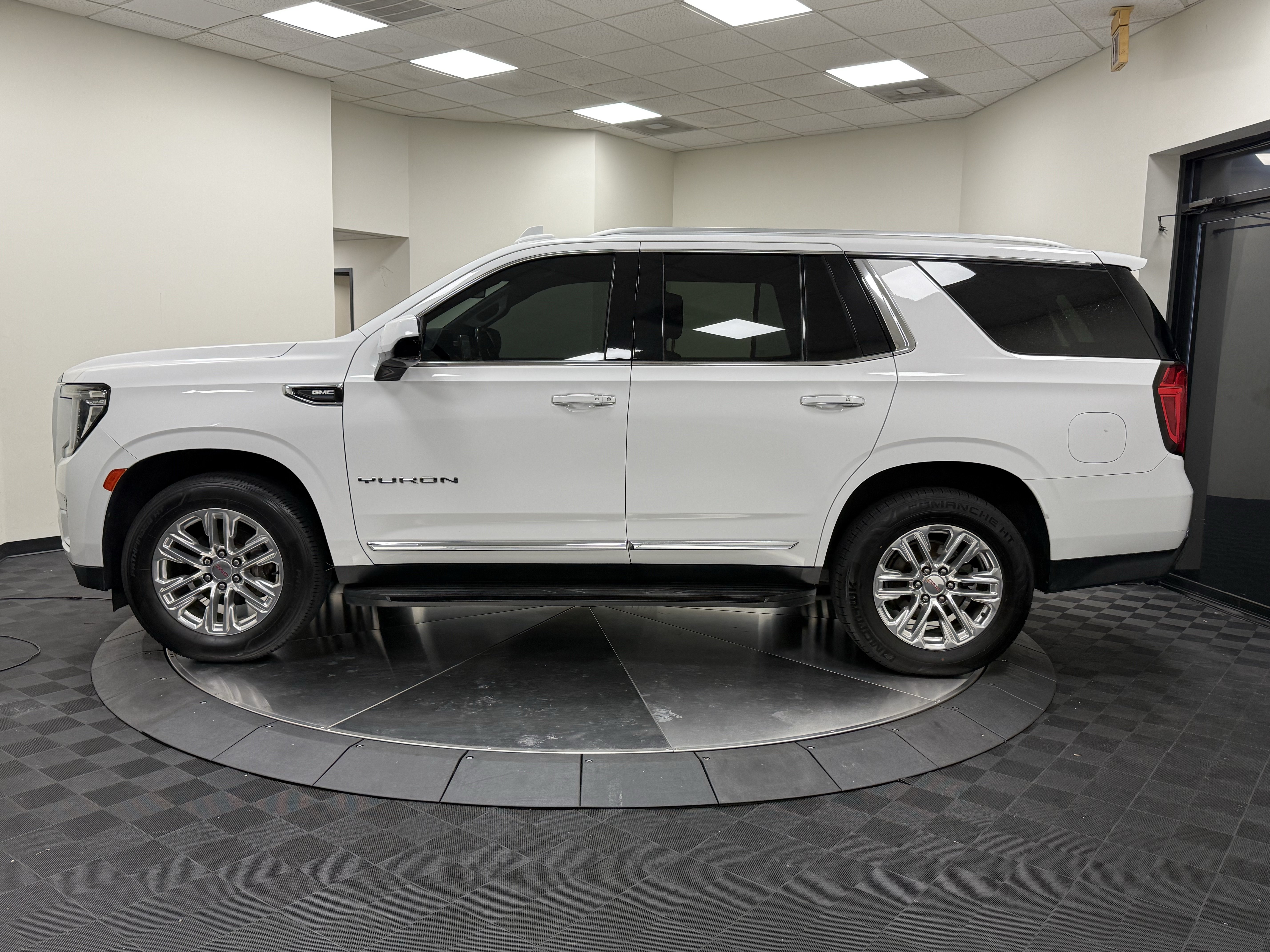 Used 2021 GMC Yukon SLT RWD image 4