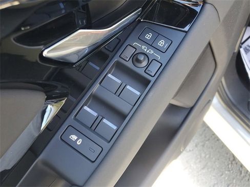 Used 2025 Land Rover Range Rover Evoque S image 18