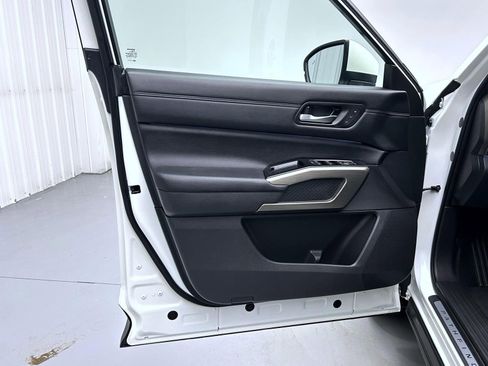 Used 2023 Nissan Pathfinder Platinum image 9