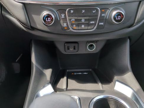 Used 2023 Chevrolet Traverse LT FWD image 17