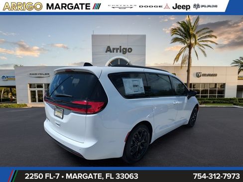 New 2026 Chrysler Pacifica Select FWD image 5