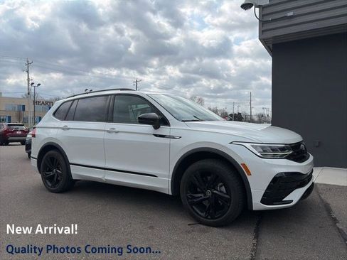 Used 2023 Volkswagen Tiguan SE R-Line image 1