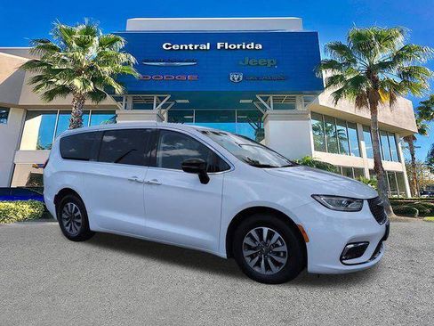 Certified 2024 Chrysler Pacifica Limited FWD image 2
