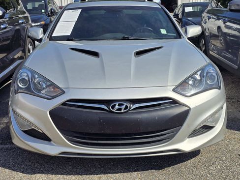 Used 2013 Hyundai Genesis 3.8 RWD image 2