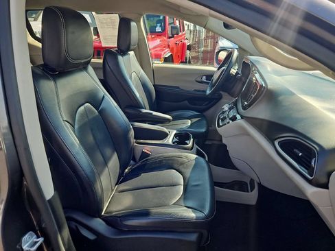 Used 2022 Chrysler Pacifica Touring-L FWD image 16