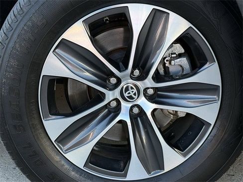 Used 2023 Toyota Highlander XLE image 11